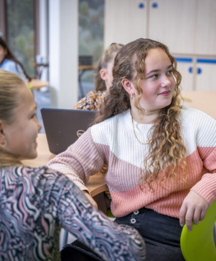 Leerling luistert naar de docent in de klas