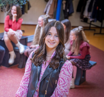 Leerling in de gang van het Calvijn College, kijkend in de camera