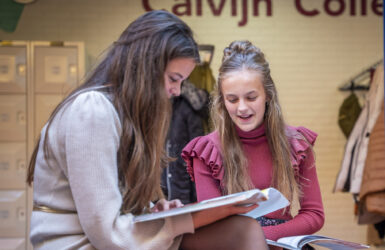 Leerlingen leren samen, met boeken in de hand