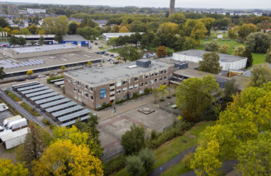 Dronefoto van locatie Goes Klein Frankrijk, het Calvijn College in Goes. Het plein en de school zijn te zien