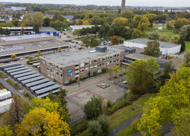 Dronefoto van locatie Goes Klein Frankrijk, het Calvijn College in Goes. Het plein en de school zijn te zien