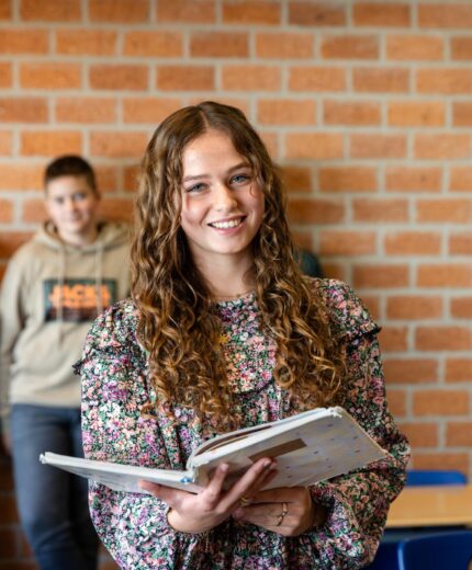 Leerling met boek, leerlingen op achtergrond