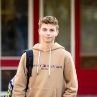 Jongen bij school Klein Frankrijk