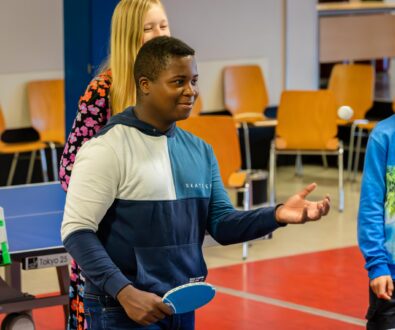leerling bij tafeltennistafel