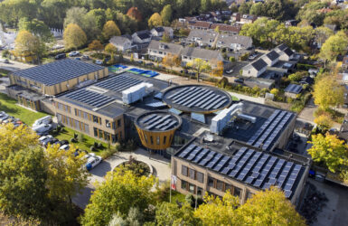 Dronefoto van het gebouw locatie Middelburg en zichtbare zonnepanelen