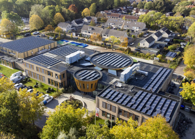 Dronefoto van het gebouw locatie Middelburg en zichtbare zonnepanelen