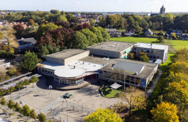 Dronefoto Calvijn College Tholen, vanuit de lucht met schoolgebouw en schoolplein