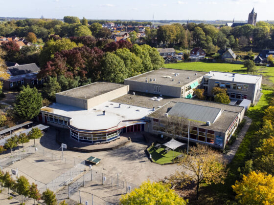 Dronefoto Calvijn College Tholen, vanuit de lucht met schoolgebouw en schoolplein