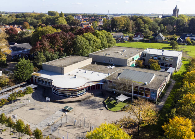 Dronefoto Calvijn College Tholen, vanuit de lucht met schoolgebouw en schoolplein