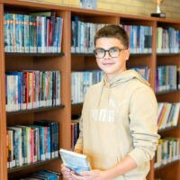 Leerling in de bibliotheek