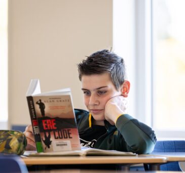 Leerling leest boek