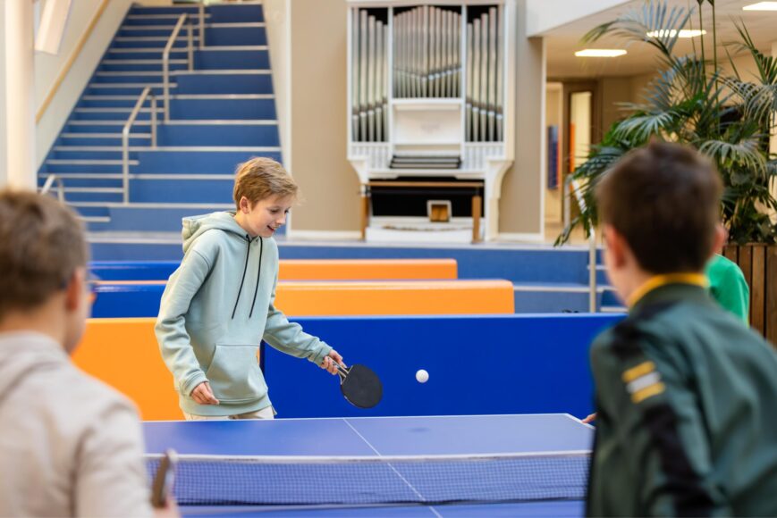 Leerlingen spelen tafeltennis