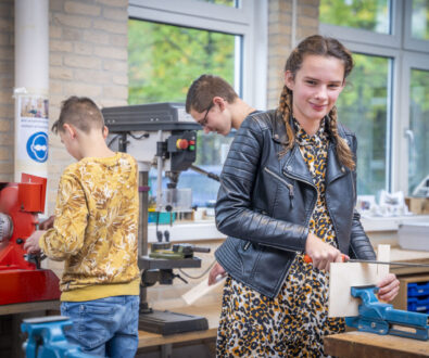 Leerling werkt aan werkstuk in het technieklokaal.