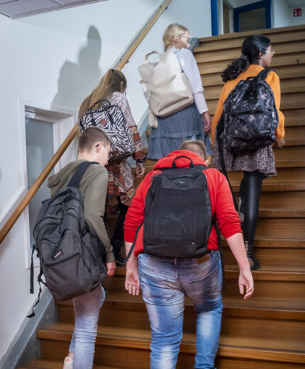 Leerlingen lopen de trap op. Middelbare school.