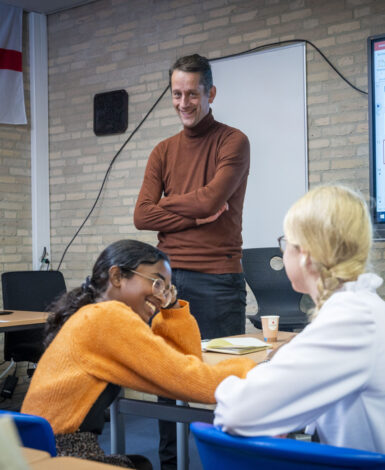 Docent in de klas op locatie Goes Noordhoeklaan.