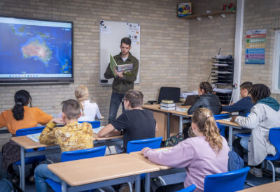 Docent geeft aardrijkskundeles op locatie Goes Noordhoeklaan.