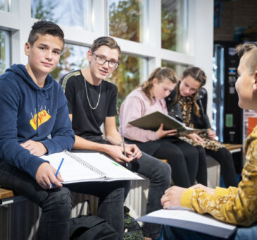 Leerlingen maken samen huiswerk op locatie Goes Noordhoeklaan