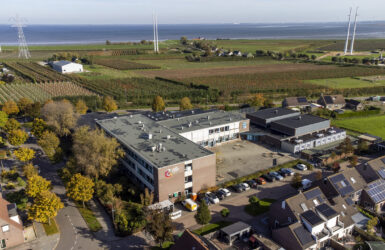 Dronefoto van locatie Krabbendijke Kerkpolder met het plein