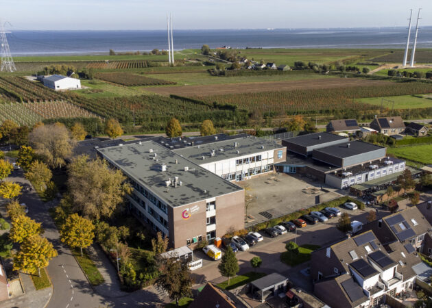 Dronefoto van locatie Krabbendijke Kerkpolder met het plein