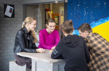 Leerlingen spelen samen een spelletje op locatie Goes Stationspark.