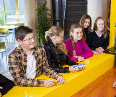 Leerlingen bij de kantine tijdens de pauze.