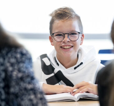 Leerling aan het leren boven boek op middelbare school.