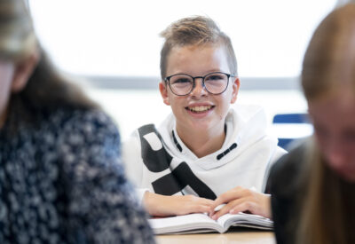 Leerling aan het leren boven boek op middelbare school.