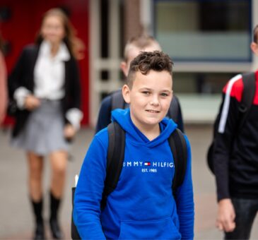 Leerlingen op het plein