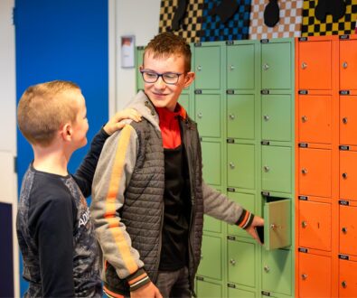 Leerlingen bij de kluisjes
