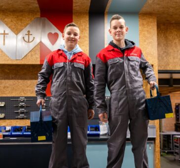 Leerlingen met gereedschapskoffer