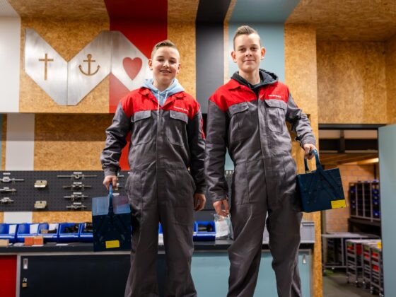 Leerlingen met gereedschapskoffer