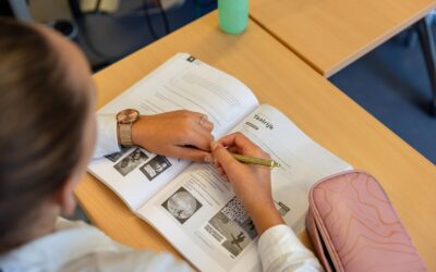 Meisje, werken in de klas