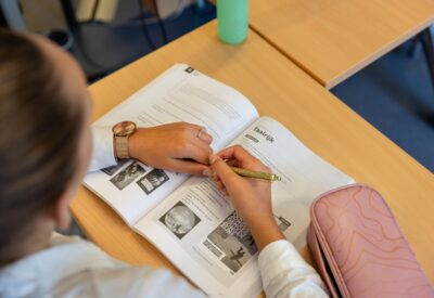 Meisje, werken in de klas
