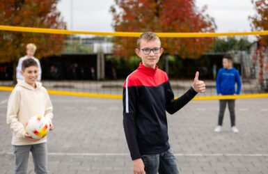 Leerlingen volleyballen