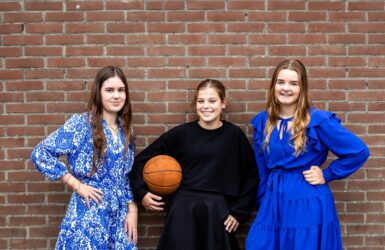 Drie meisjes, leerlingen volleybal