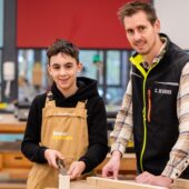 Leraar met leerling tijdens praktijkles