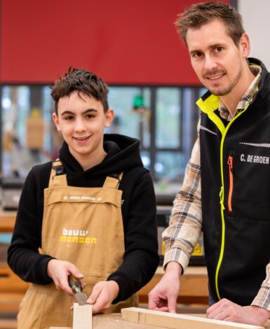 Leraar met leerling tijdens praktijkles