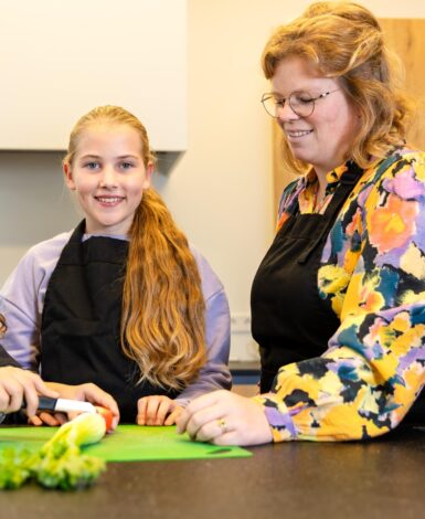 Lerares met leerlingen koken