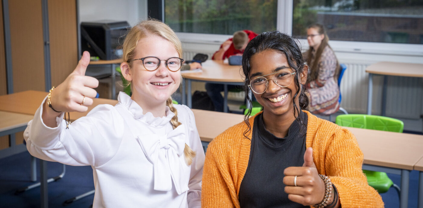 Leerlingen steken duim omhoog op school, Calvijn College Noordhoeklaan