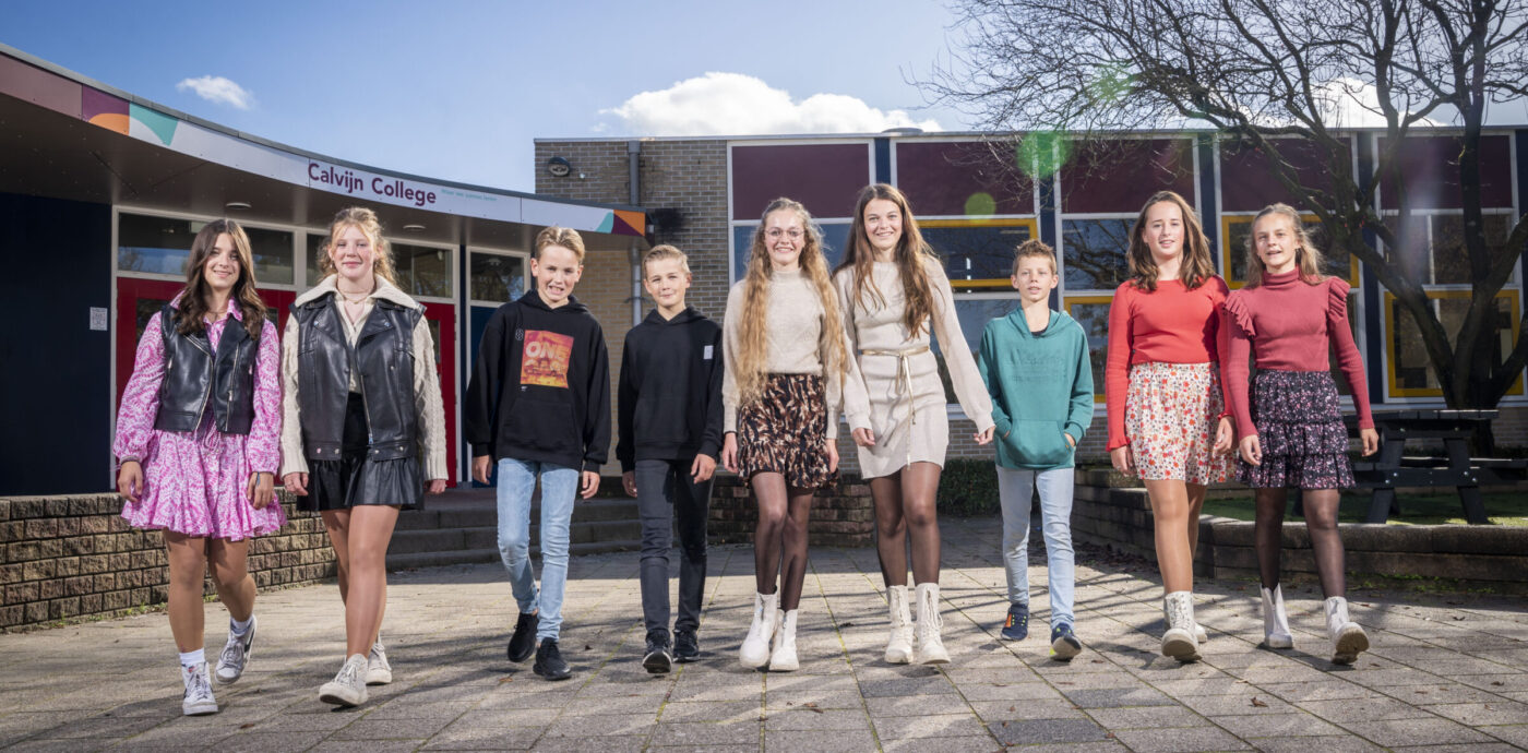 Leerlingen op het schoolplein voor Calvijn College Tholen