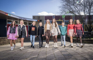 Leerlingen op het schoolplein voor Calvijn College Tholen