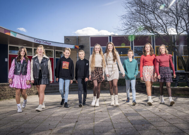 Leerlingen op het schoolplein voor Calvijn College Tholen