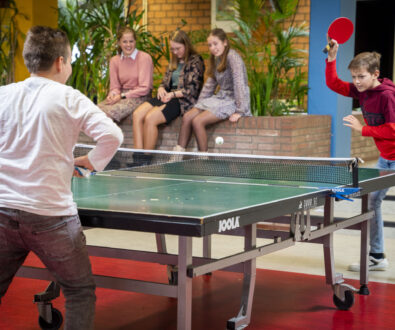 Leerlingen spelen een potje tafeltennis op locatie Goes Klein Frankrijk.