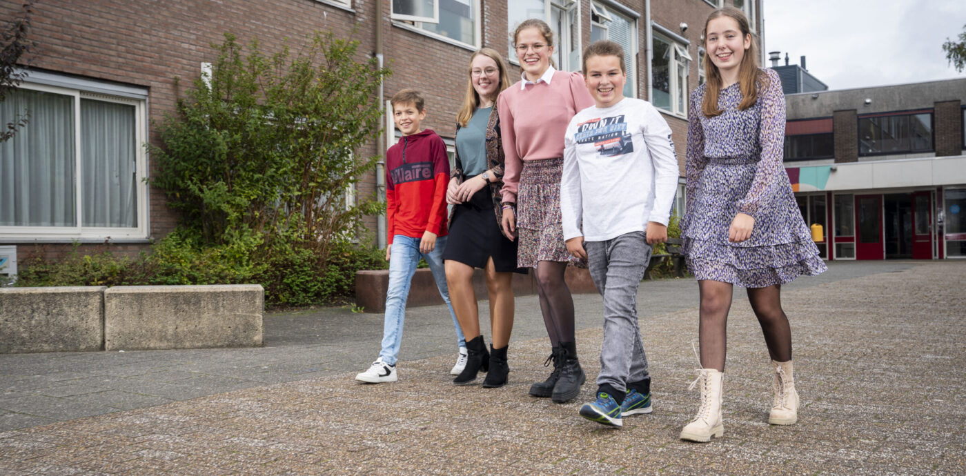 Leerlingen op schoolplein locatie Goes Klein Frankrijk.