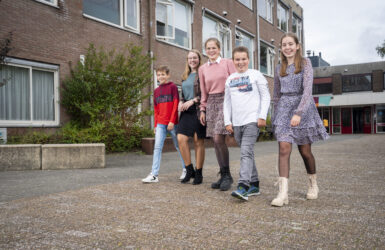 Leerlingen op schoolplein locatie Goes Klein Frankrijk.