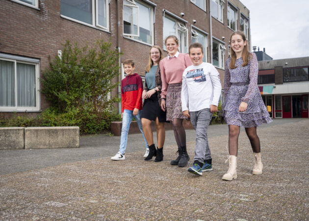 Leerlingen op schoolplein locatie Goes Klein Frankrijk.