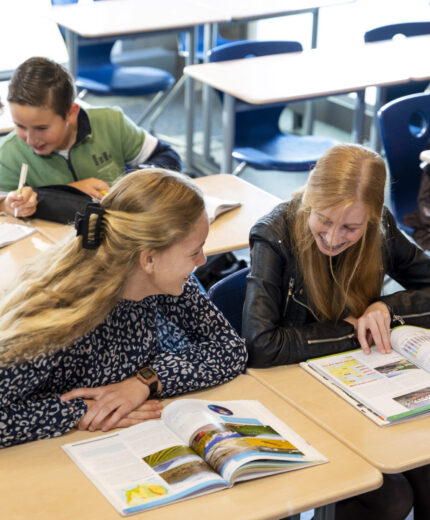 Leerlingen leren samen op het Calvijn College.