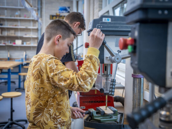 Leerling werkt in technieklokaal van locatie Goes Noordhoeklaan aan een werkstuk.