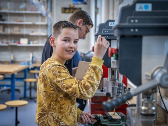 Leerling op locatie Goes Noordhoeklaan werkt met een machine bij het vak techniek