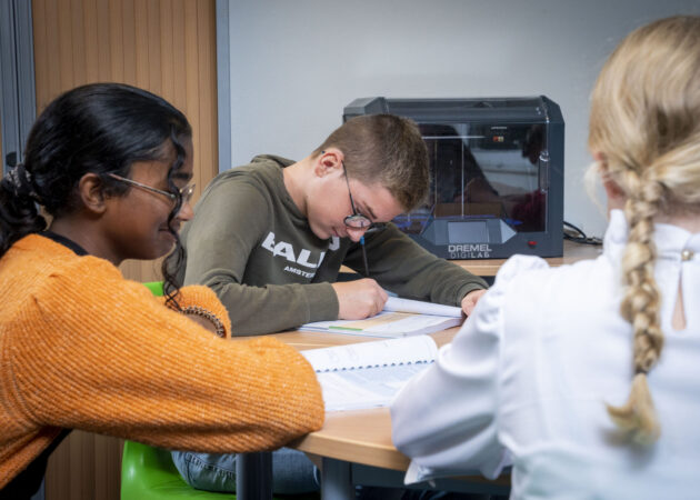 Leerling schrijft in schrift.